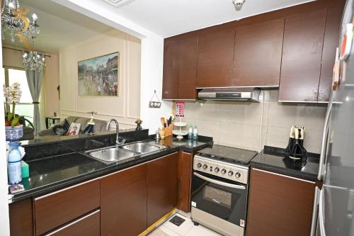 Dapur atau dapur kecil di Al Reems Retreat Victorian 1BR Apartment