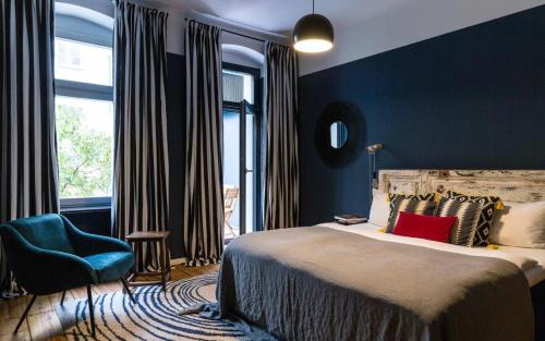 1 dormitorio con 1 cama grande y pared azul en One Bedroom Apartment with Balcony H12, en Berlín