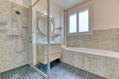 ein Badezimmer mit einer Dusche, einer Badewanne und einem Waschbecken in der Unterkunft Cosy Jungle Un magnifique F5 in Rouen