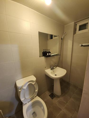 Ванная комната в Joy Guesthouse