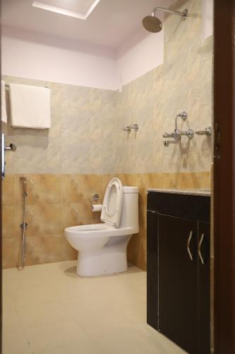 un baño con inodoro y ducha en Hotel Pipal Tree, en Katmandú