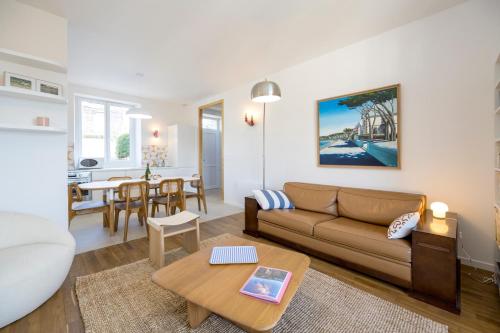 un salon avec un canapé et une table dans l'établissement Le Crayon - A 200m de la plage, à Pléneuf-Val-André