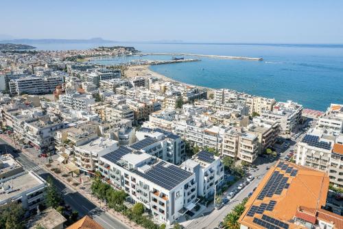 una vista aérea de la ciudad y el océano en Atrium Ambiance Hotel, en Rethymno