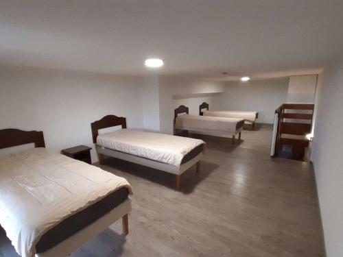Habitación de hotel con 2 camas y espejo en Appartement Huez, 2 pièces, 6 personnes - FR-1-405-211, en LʼHuez