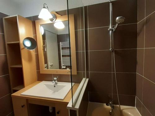 łazienka z umywalką i prysznicem z lustrem w obiekcie Duplex 6 pers, skis aux pieds, piscine & sauna - L'Alpe d'Huez - FR-1-405-211 w mieście LʼHuez