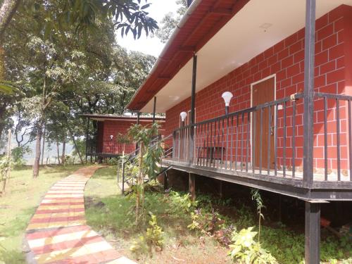 un edificio in mattoni rossi con balcone laterale di The Kille Torna Resort a Pune