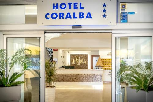 un panneau colombia au-dessus d'un hall d'hôtel dans l'établissement Hotel Coralba, à Caorle