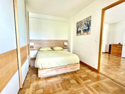 a bedroom with a bed and a large mirror at Lumineux 2 pièces Paris nord-est in Pantin