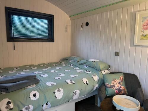 Postel nebo postele na pokoji v ubytování Windmill Retreats-Sheeps Slumber