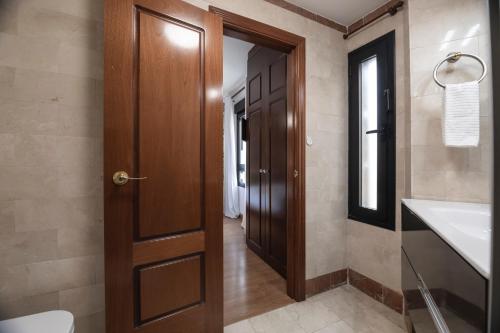 A bathroom at La Minilla Suite