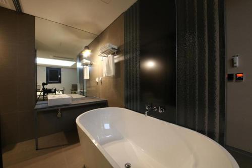 Koupelna v ubytování Hotel Yeoubi