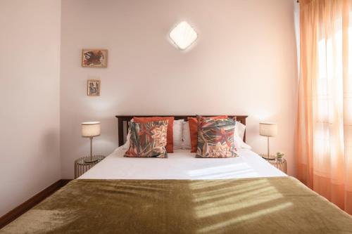 A bed or beds in a room at La Minilla Suite