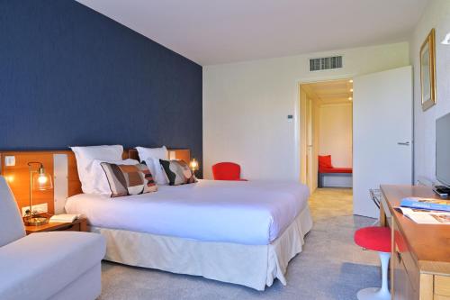 Una cama o camas en una habitación de Hôtel Pietracap
