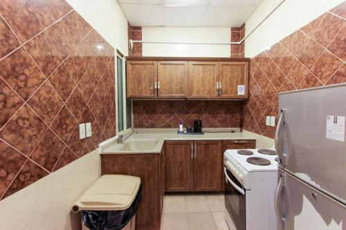 a small kitchen with a sink and a refrigerator at شقق مسكن الضيافة للشقق المخدومة 2 in Dammam