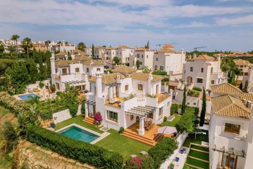 Villa con piscina climatizada y vistas al Golf