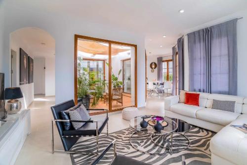 Villa con piscina climatizada y vistas al Golf