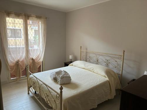 1 dormitorio blanco con 1 cama con manta blanca en Casa dolce casa en Trecastagni