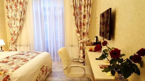 TV a/nebo společenská místnost v ubytování English Home Hotel Tbilisi
