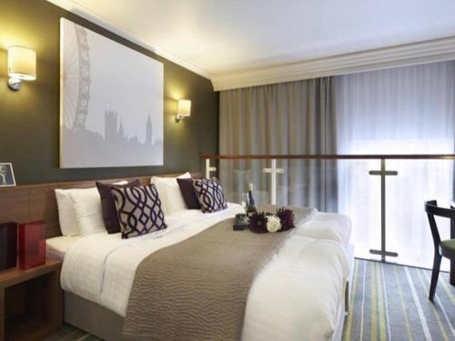 ein Hotelzimmer mit einem großen Bett in einem Zimmer in der Unterkunft Well Presented Spacious 1 Bed Flat In Kensington in London