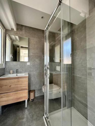 une salle de bain avec une douche, des toilettes et un lavabo dans l'établissement NEUF - Appartement neuf proche plages - Clim, WIFI, à Antibes