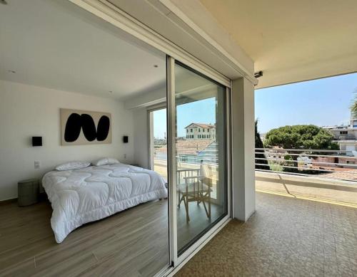 une chambre avec un lit et un balcon avec vue dans l'établissement NEUF - Appartement neuf proche plages - Clim, WIFI, à Antibes