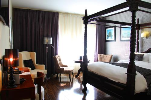 Cette chambre comprend un lit, un bureau et des chaises. dans l'établissement The Talbot Hotel, à Belmullet