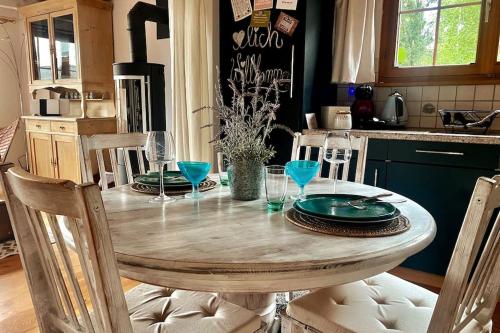 uma mesa de madeira com pratos e copos na cozinha em Platz zum Wohlfühlen „cook&chill“ em Ermatingen