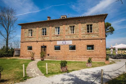 an old brick building with a sign on it at Tenuta La Fratta in Sinalunga
