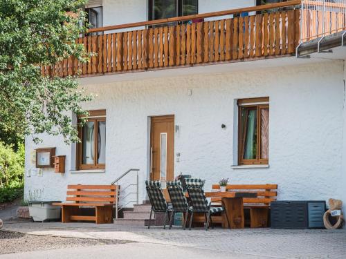 een tafel en stoelen voor een gebouw bij Holderstanzenhof in Bad Peterstal-Griesbach