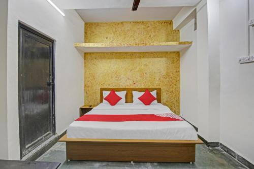 Postel nebo postele na pokoji v ubytování Hotel O Royal