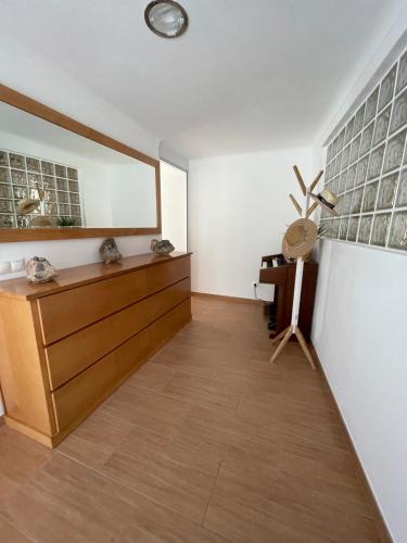 Habitación con espejo en la pared y mesa. en Refúgio da Póvoa, en Anadia