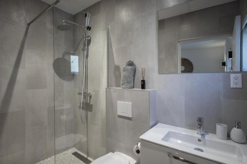 een badkamer met een douche, een toilet en een wastafel bij Appartement Joshua in Jan Thiel