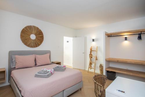een slaapkamer met een bed met handdoeken erop bij Appartement Joshua in Jan Thiel