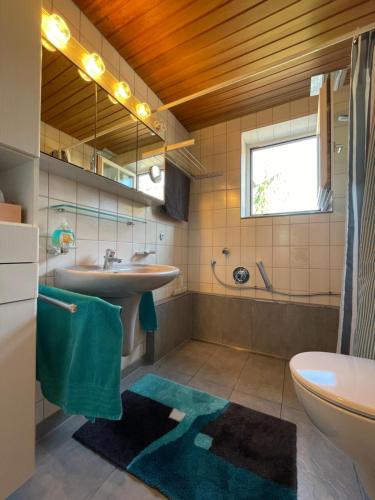 uma casa de banho com um lavatório e um WC em Bodos-Auszeit em Weitnau