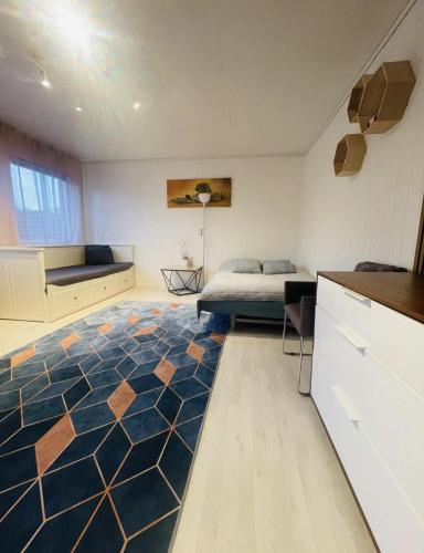 1 dormitorio con cama y alfombra grande en Vadlåsveien 4, en Egersund