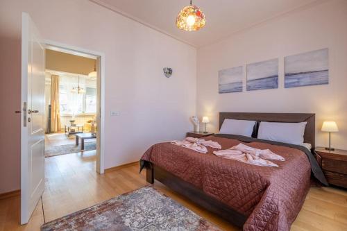 1 dormitorio con 1 cama con colcha roja en Aristocratic Place, TOP location, en Sofía