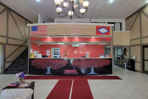 een tentoonstelling in een gebouw met een Amerikaanse vlag erop bij Ramada by Wyndham Mountain Home in Mountain Home