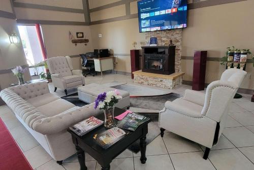 een woonkamer met banken en een tv bij Ramada by Wyndham Mountain Home in Mountain Home