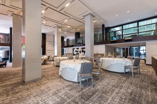 een eetkamer met tafels en stoelen in een gebouw bij Andaz San Diego - a Concept by Hyatt in San Diego