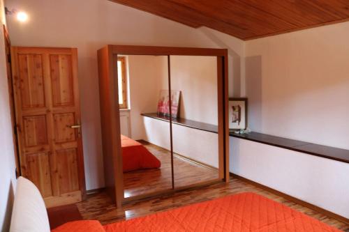 - une chambre avec un grand miroir et un lit dans l'établissement Lo Chalet della antica Locomotiva, à Camigliatello Silano