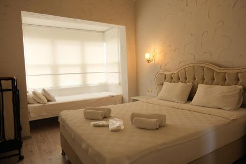 Postel nebo postele na pokoji v ubytování Kybele Suites Alaçatı