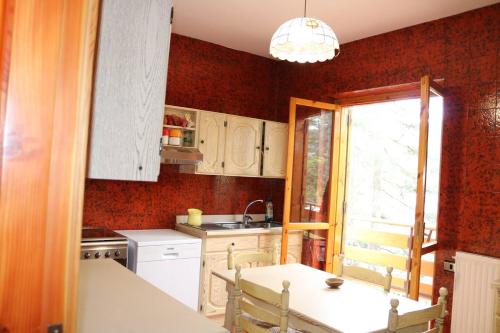 a small kitchen with a sink and a window at Lo Chalet della antica Locomotiva in Camigliatello Silano