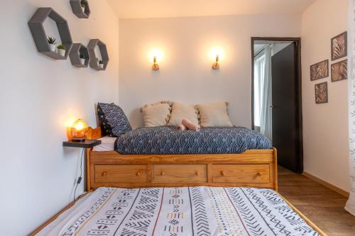 une chambre avec un lit dans une pièce dans l'établissement La maisonnette bien-être, à Bagneux