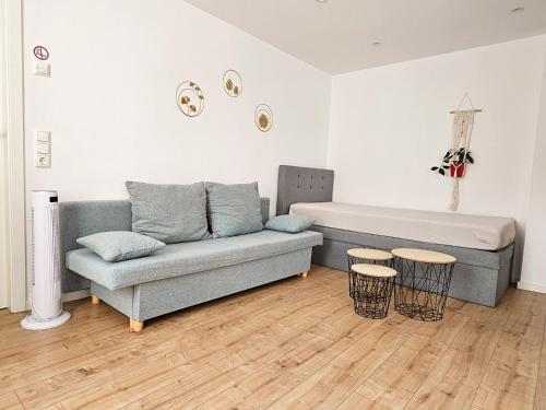 a living room with a couch and two tables at Schöne Ferienwohnung 54 m², Zentrumsnah, Kingbett in Erfurt