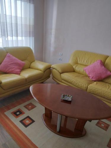 波格拉德茨的住宿－Relax apartament，客厅配有两张沙发和一张咖啡桌