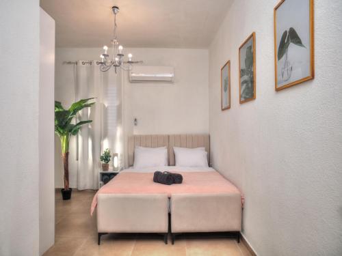 Un dormitorio con una cama con una bolsa negra. en Nof Marom - the Home in the Old City נוף מרום - הבית בעתיקה, en Safed