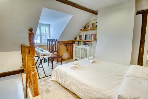 een slaapkamer met een bed en een bureau bij Pass the Keys Historic House with Cathedral Views in Lincoln