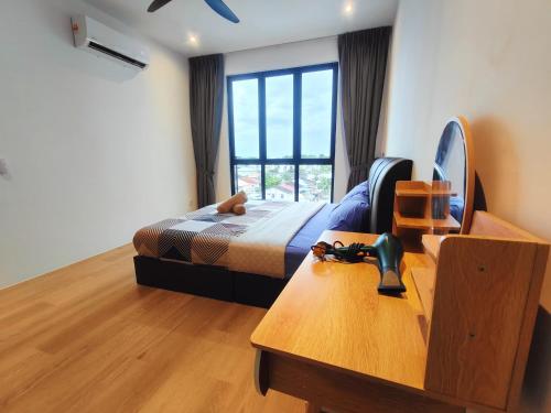 Armadale Galacity Minimalist 3 Bedrooms Entire Apartment في كوتشينغ: غرفة نوم بسرير وطاولة ونافذة