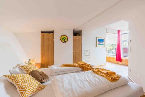 a large white bedroom with two beds and a window at Whirlpool , Dachterrasse , Wienblick , zwei Etagen in Vienna