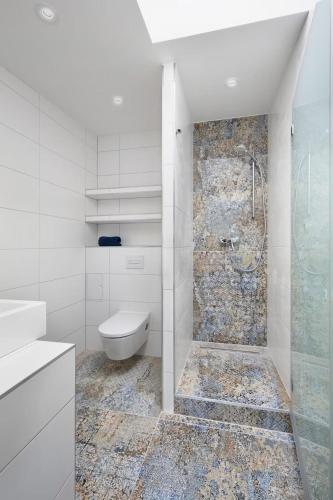 a bathroom with a toilet and a glass shower at Elflein Quartier in Potsdam